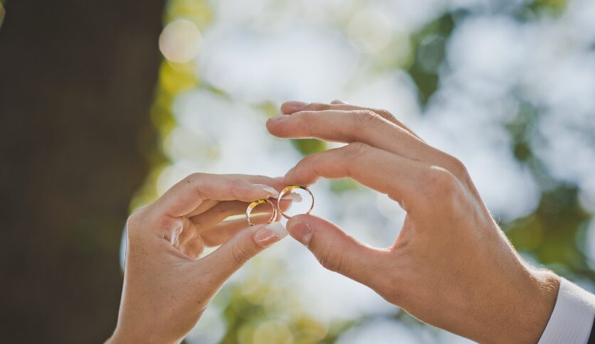the-quiet-power-of-wedding-rings:-symbols-of-love-that-evolve-with-every-generation